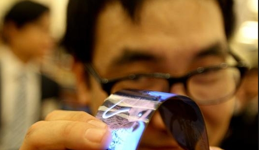刘自鸿是2012年年初辞去美国纽约IBM总部工作,创建柔宇科技有限公司(Royole Corporation)(下称“柔宇科技”)的。作为中国第一家专业从事柔性显示TFT背板开发的企业,柔宇科技的代表性产品包括高性能的超薄柔性显示器TFT背板、超薄柔性显示器以及基于柔性显示器的各种新型电子产品,如智能手机、智能穿戴设备等。 柔宇科技一问世就成为资本的“宠儿”。公司创办一年时间,获各方投资超过1亿元。“最初创办公司,我个人投入10多万美金作为启动